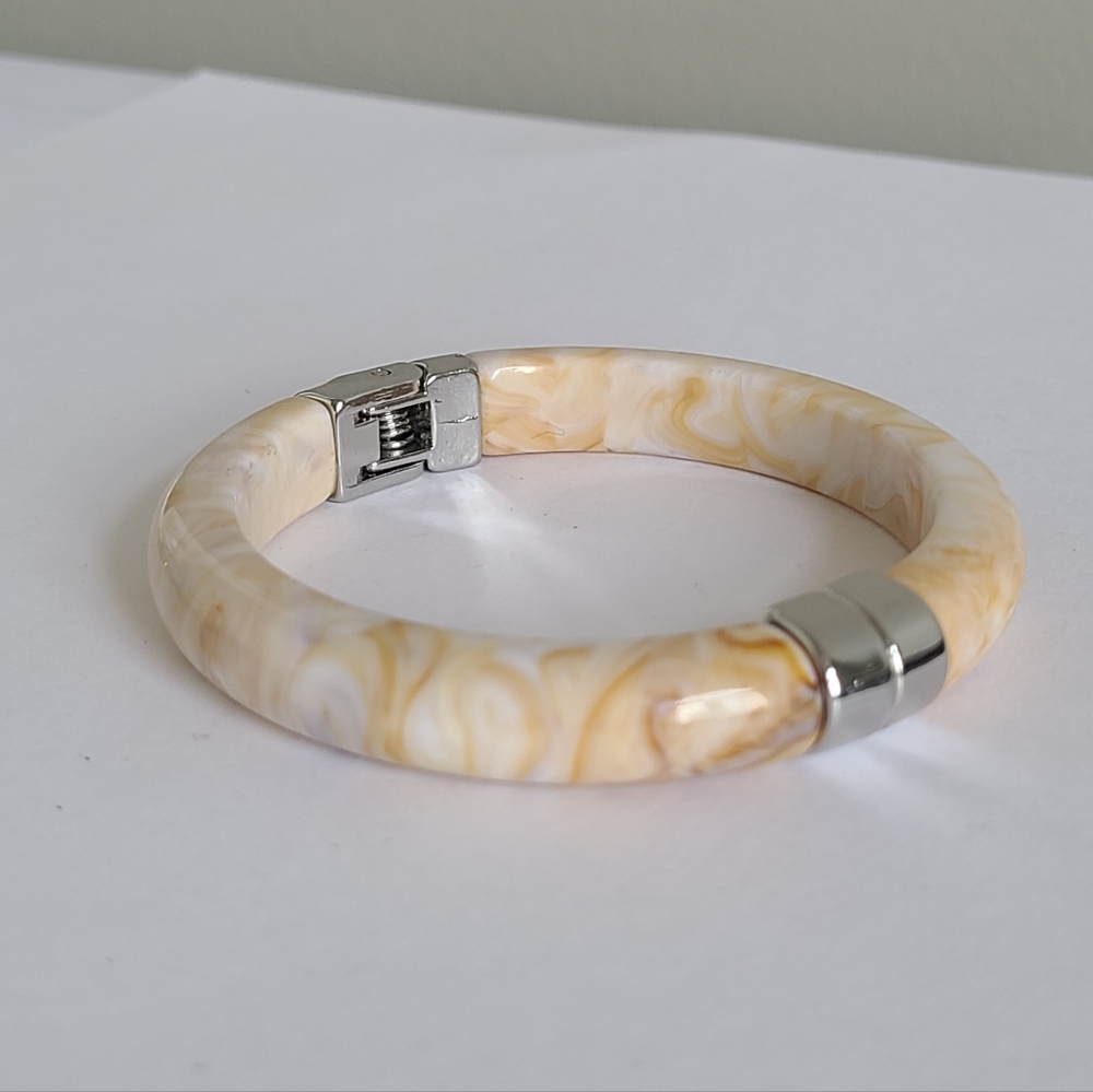 Vintage Boho Cream Chunky Resin Acrylic Hinged Silver Tone Bangle Bracelet - Picture 5 of 13